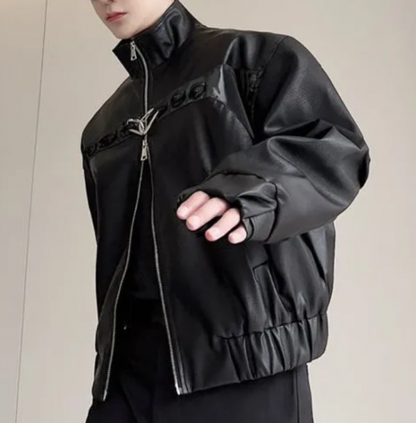 Jaket kulit sintetis dengan aksen metalik